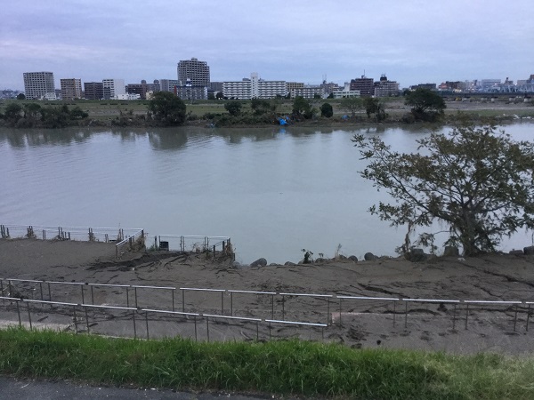 土砂でうめつくされたさいわい歩道橋近くの憩いの場（川崎市幸区）
