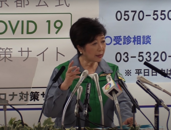 会見に臨む小池都知事